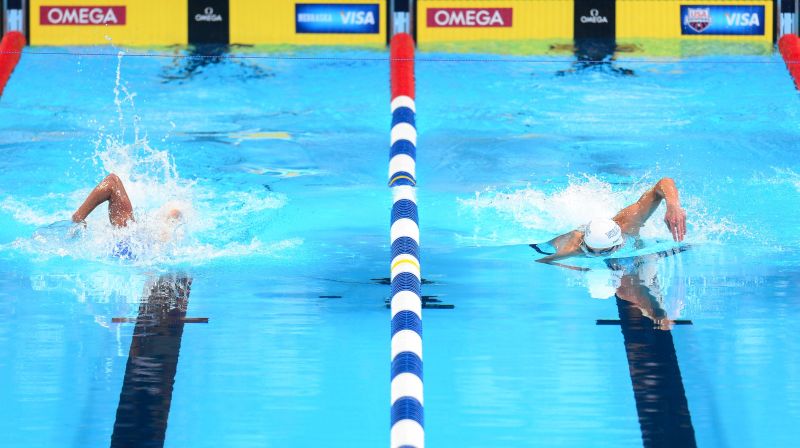 Ryan Lochte (esq) e Michael Phelps (dir) na prova dos 200m livre | AFP