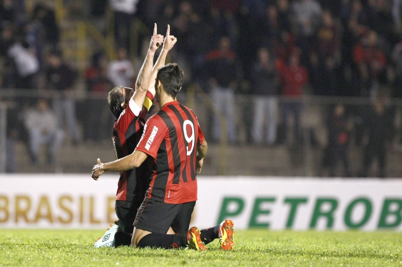 Paulo Baier aponta para o céu e comemora com Tiago Adam o gol que abriu caminho para a vitória rubro-negra: capitão pediu respeito dos críticos | Hugo Harada/ Gazeta do Povo