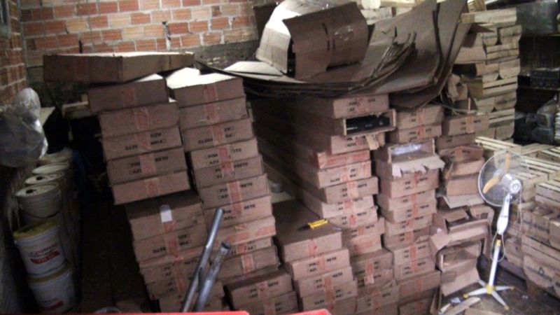 Na tentativa de enganar a fiscalização, as mercadorias eram embaladas em caixas de madeira como se fossem partes de móveis | Polícia Federal/Divulgação