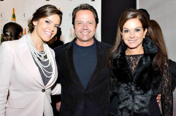 Paula Mendes (à esq.), nova diretora do Centro de Formação Lady&Lord, com o casal Samira e Kyrlei Boff, proprietários da rede de salões de beleza, na abertura do Paraná Business Collection. A escola foi a responsável pela produção de cabelo e maquiagem de todos os modelos que desfilaram no evento | Carol Sábio