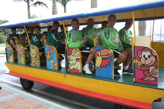 Plantel do Coritiba pega a condução até o campo de treino em Atibaia | 