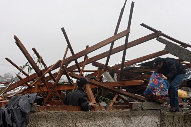 Casas em Araucária foram danificadas pela força do vento | 