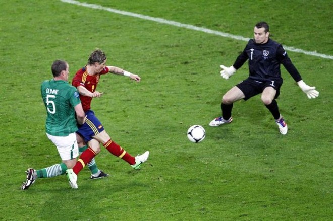 Fernando Torres chuta para marcar o primeiro gol da Espanha diante da Irlanda |