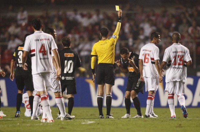 Roberto recebe cartão amarelo no Morumbi |