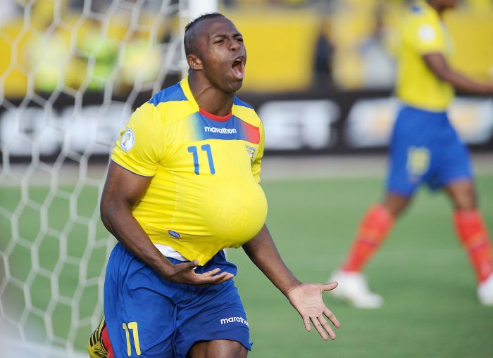 Christian Benítez comemora o gol da vitória do Equador sobre a Colômbia em Quito | Pablo Cozzaglio/AFP