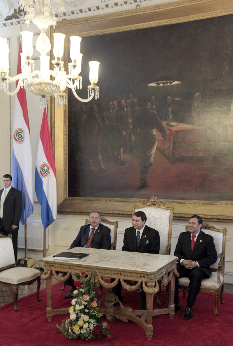 O novo presidente paraguaio, Federico Franco (centro), com os presidentes da Câmara e do Senado | Marcos Brindicci/Reuters