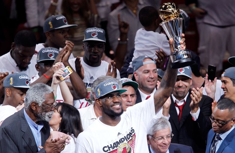 LeBron James comemora o título do Miami Heat, o primeiro dele na NBA | AFP