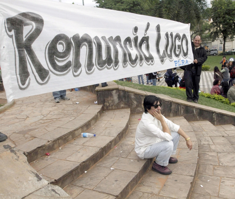 Faixa assinada pelo Partido Liberal, que rompeu com o governo e apoia o impeachment, pede a renúncia do presidente Lugo | Jorge Adorno/Reuters