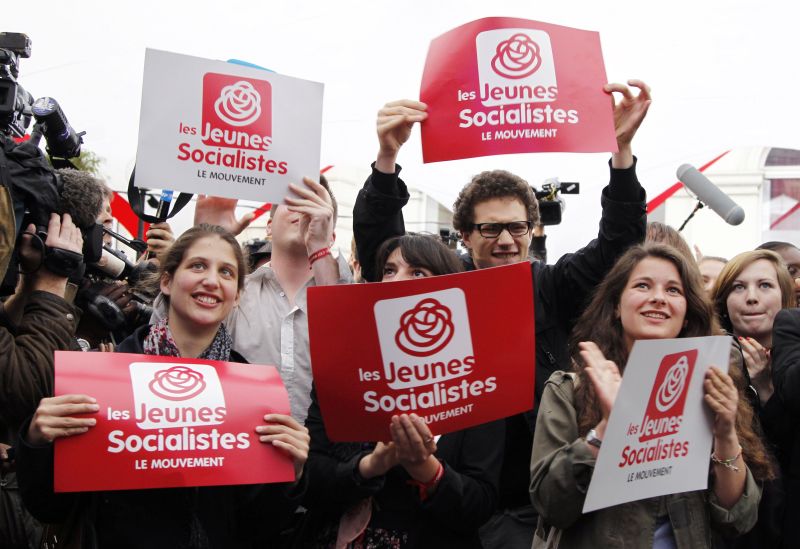 Membros do movimento dos jovens socialistas da França comemoram os primeiros resultados das eleições parlamentares | AFP PHOTO / FRED DUFOUR