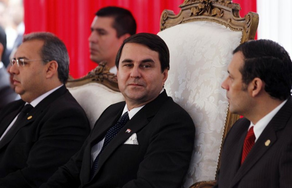 Federico Franco (ao centro) junto com o presidente Câmara Baixa do Congresso, Victor Bogado, (dir.), e o presidente do Senado, Jorge Oviedo Mato (esq.) | REUTERS/Marcos Brindicci