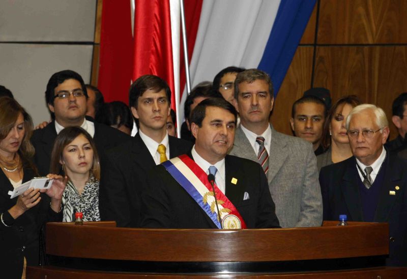 Federico Franco (ao centro) é empossado presidente do Paraguai | Christian Rizzi/Gazeta do Povo
