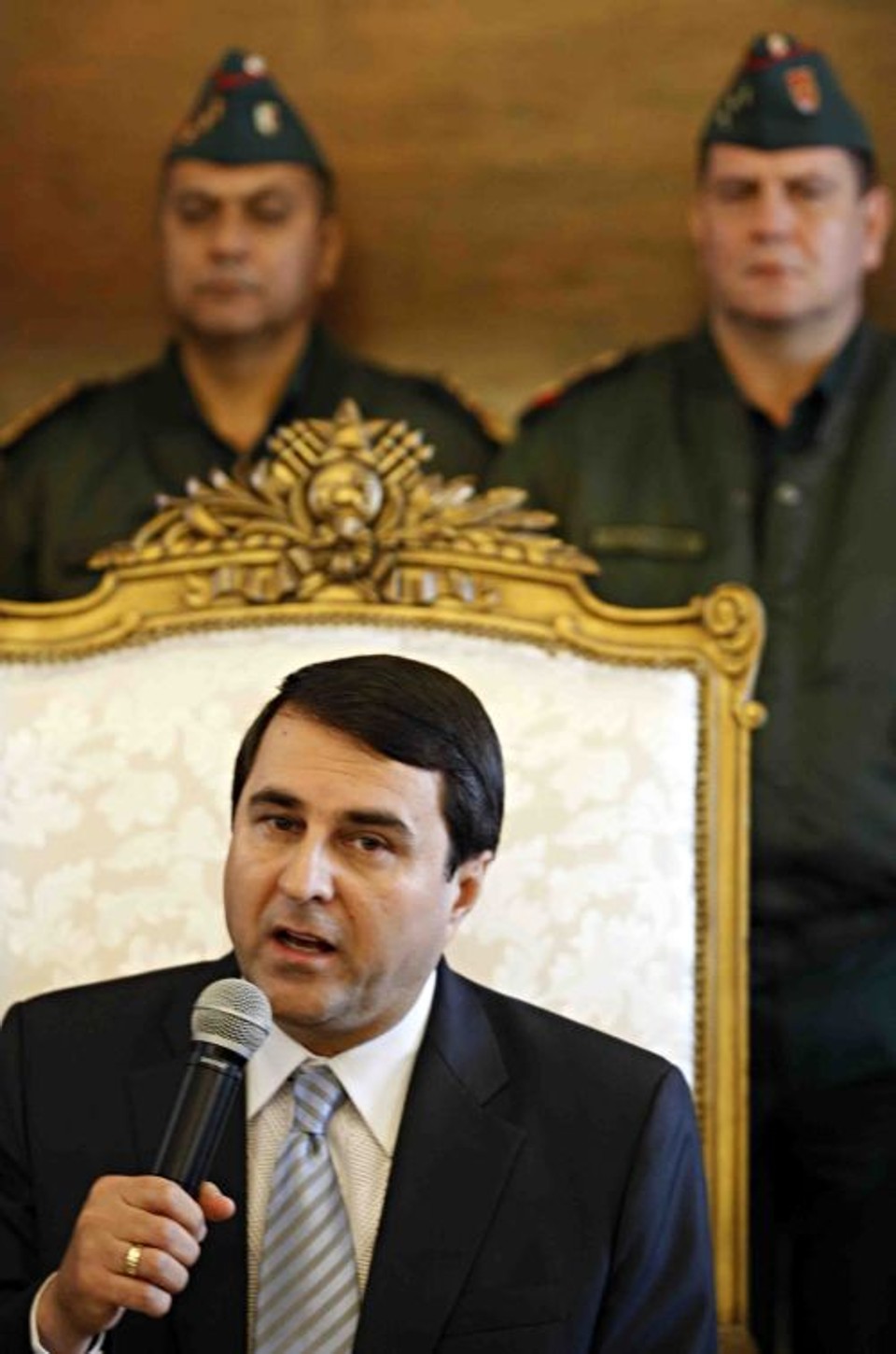O novo presidente do Paraguai, Frederico Franco, concede sua primeira coletiva de imprensa como mandatário do país | Christian Rizzi/Gazeta do Povo