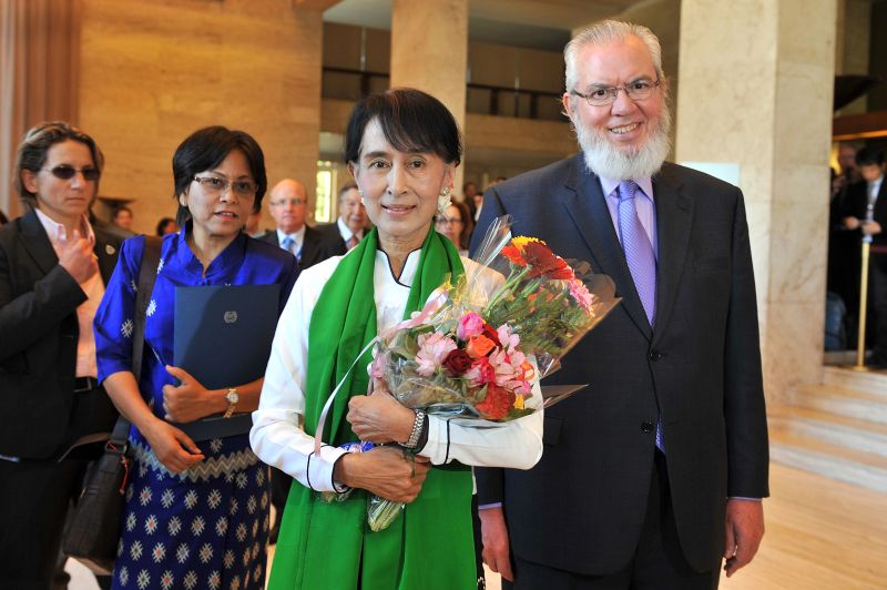 Aung San Suu Kyi é recebeidapelo presidente da Organização Internacional do Trabalho (OIT) Juan Somavia | AFP PHOTO / SEBASTIEN FEVAL