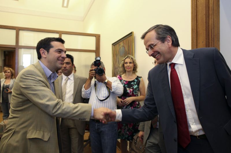 Líder do partido radical Syriza Alexis Tsipras (à esquerda)cumprimenta o líder do partido conservador Nova Democracia Antonis Samaras, vencedor das eleições, durante reunião em Atenas | REUTERS/Petros Giannakouris/Pool