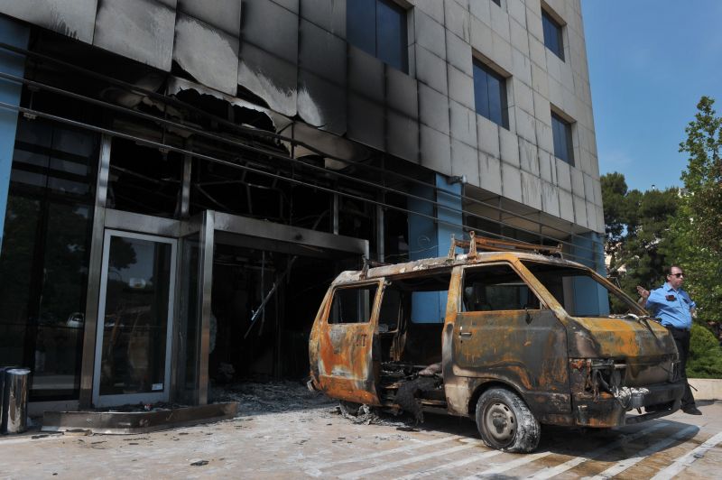 Mini-van invadiu prédio da Microsoft em Atenas e explodiu entrada | AFP PHOTO / LOUISA GOULIAMAKI