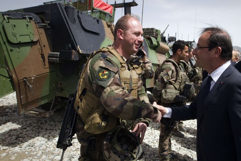 Hollande cumprimenta as tropas francesas no Afeganistão | AFP