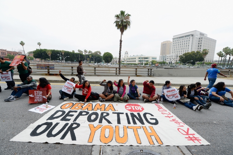 Manifestação de imigrantes jovens em Los Angeles contra a política de deportação de estrangeiros dos Estados Unidos | Kevork Djansezian/Getty Images/AFP