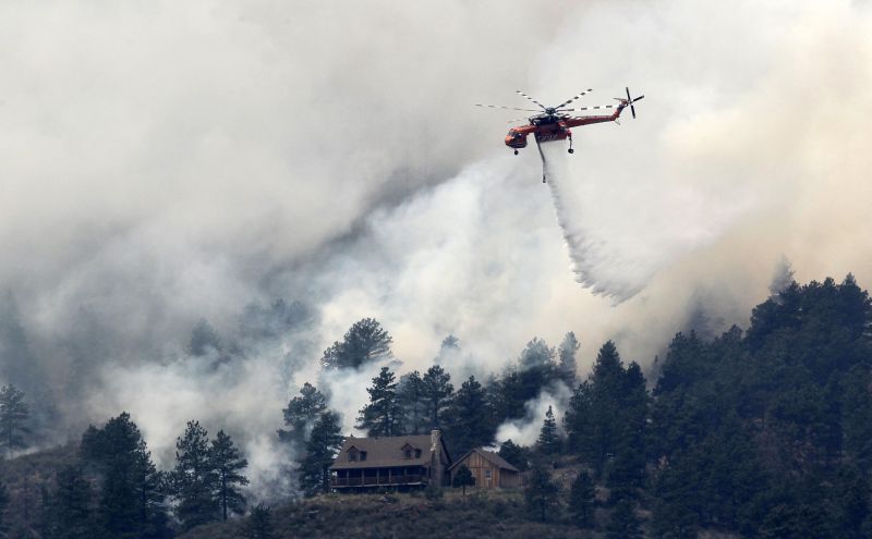 Helicópteros tentam combater o fogo que se alastra pelo estado do Colorado, nos EUA | Rick Wilking/Reuters