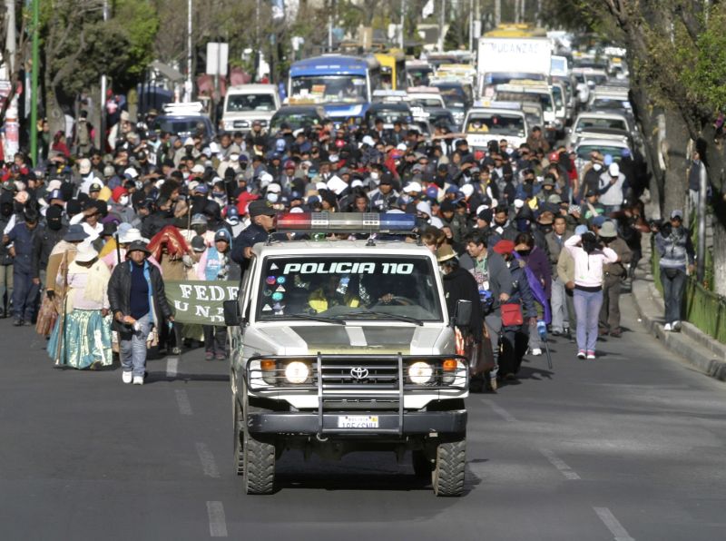 Policiais acompanham chegada de indígenas a La Paz, na Bolívia | REUTERS/Gaston Brito