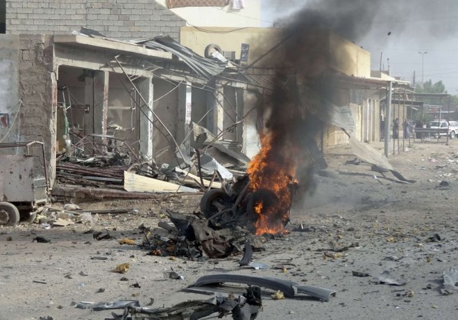 Carro-bomba em chamas na cidade de Kirkuk | AFP PHOTO/MARWAN IBRAHIM