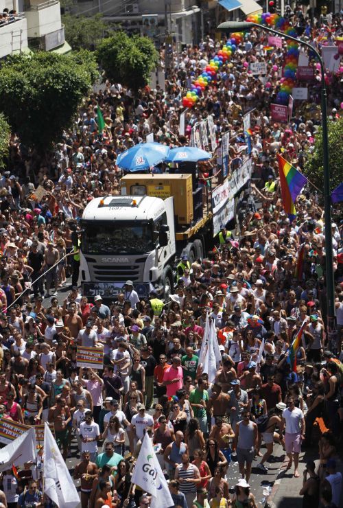 Milhares de pessoas participam da 14ª Parada do Orgulho Gay em Tel Aviv, em Israel | Reuters
