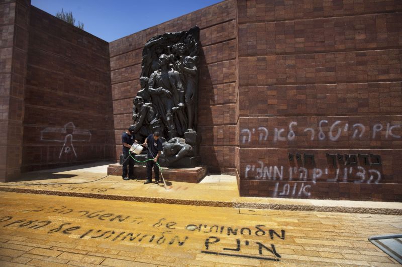 Frases pró-nazistas e antissionistas foram pichadas nesta segunda-feira (11) dentro do Yad Vashem, o memorial do Holocausto em Jerusalém | Menahem Kahana/AFP