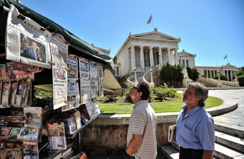 Gregos buscam notícias nos jornais sobre as negociações para formação do novo governo | Andreas Solaro/AFP