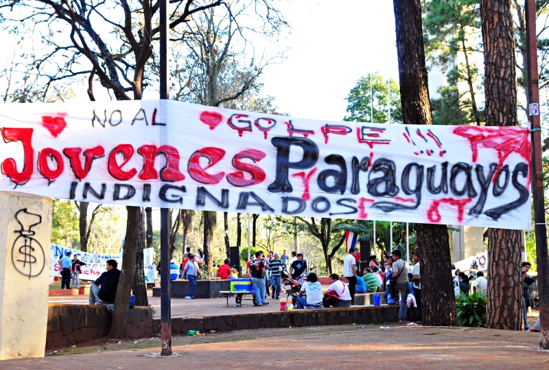 Protesto de sem-terra, estudantes, líderes sindicais e sem-teto contra o impeachment de Fernando Lugo, em Ciudad del Este | Marcos Labanca/Gazeta do Povo