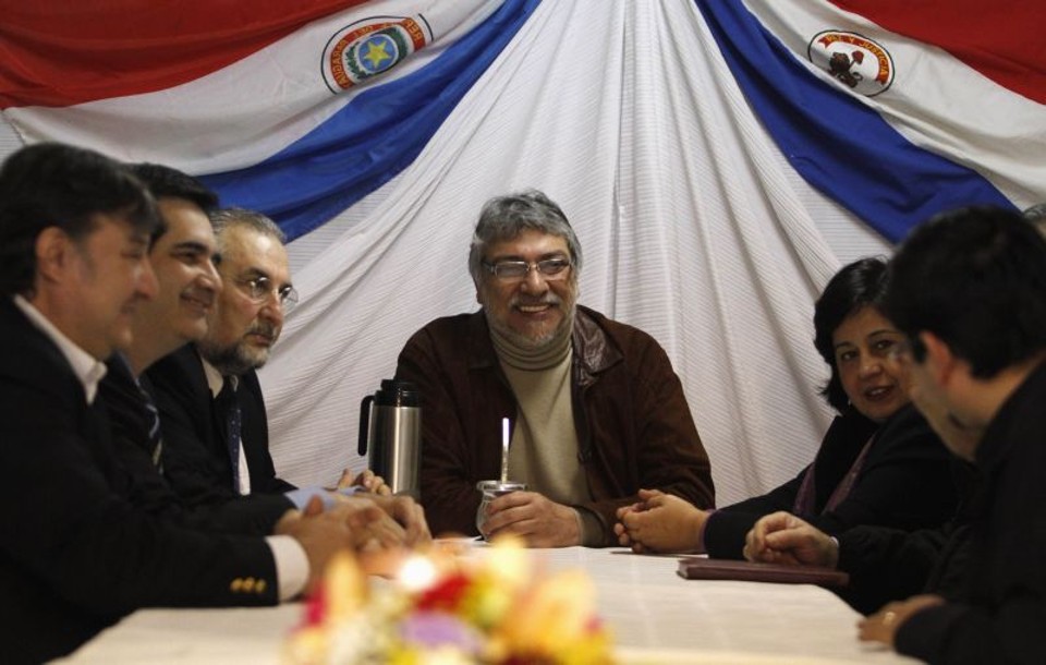 Presidente destitúido do Paraguai, Fernando Lugo, atende reunião com ex-ministros e forma gabinete paralelo | REUTERS/Jorge Adorno