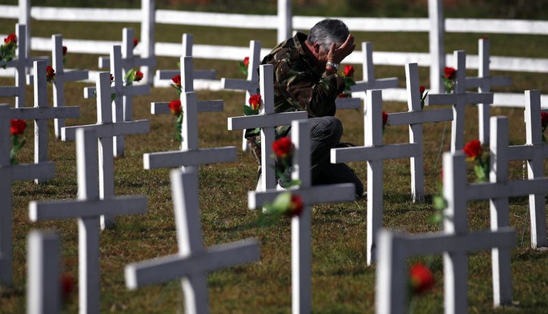 Veterano da Guerra das Malvinas chora durante cerimônia em memória dos mortos no conflito | Marcos Brindicci/Reuters
