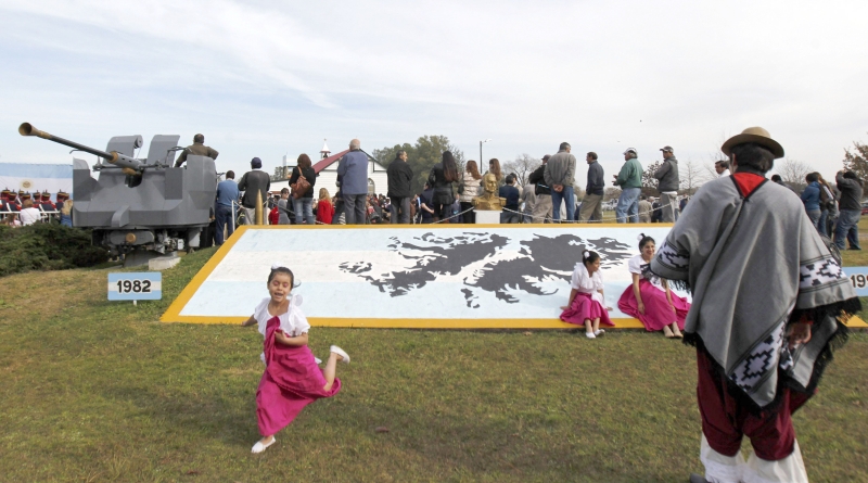 Argentinos participam da inauguração de memorial aos mortos na Guerra das Malvinas, em Pilar, na periferia de Buenos Aires | Marcos Brindicci/Reuters
