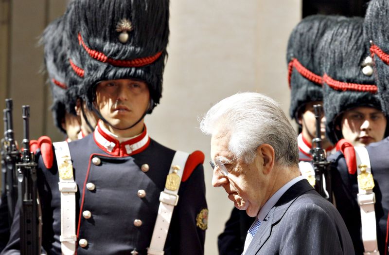 O premiê da Itália, Mário Monti, alertou para o risco de o país cair no precipício | Reuters