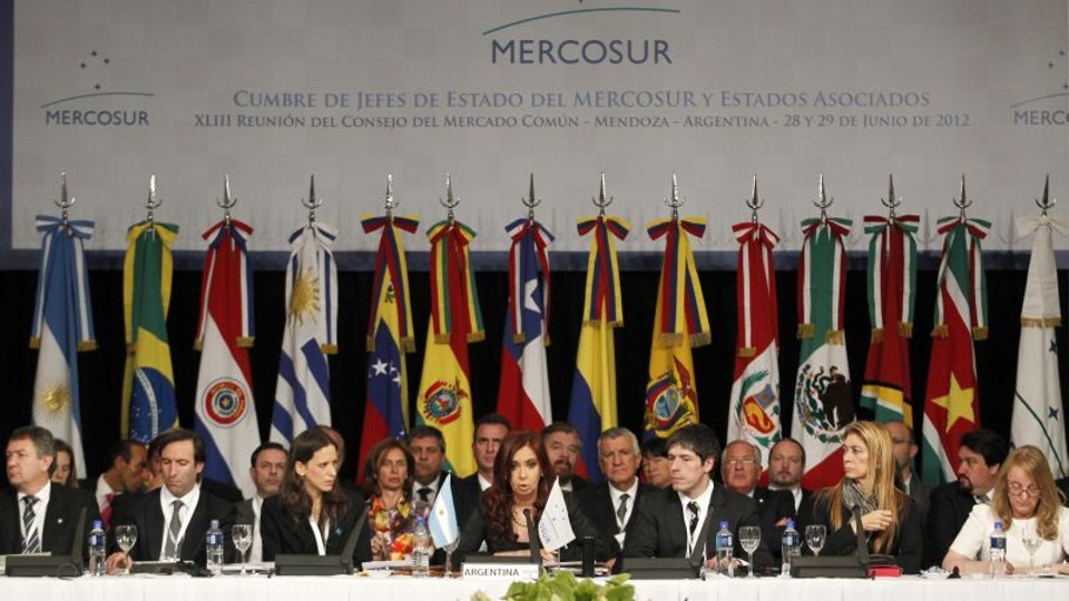 A presidente argentina Cristina Kirchner (ao centro) anunciou a entrada da Venezuela no bloco do Mercosul a partir de julho deste ano | REUTERS/Enrique Marcarian