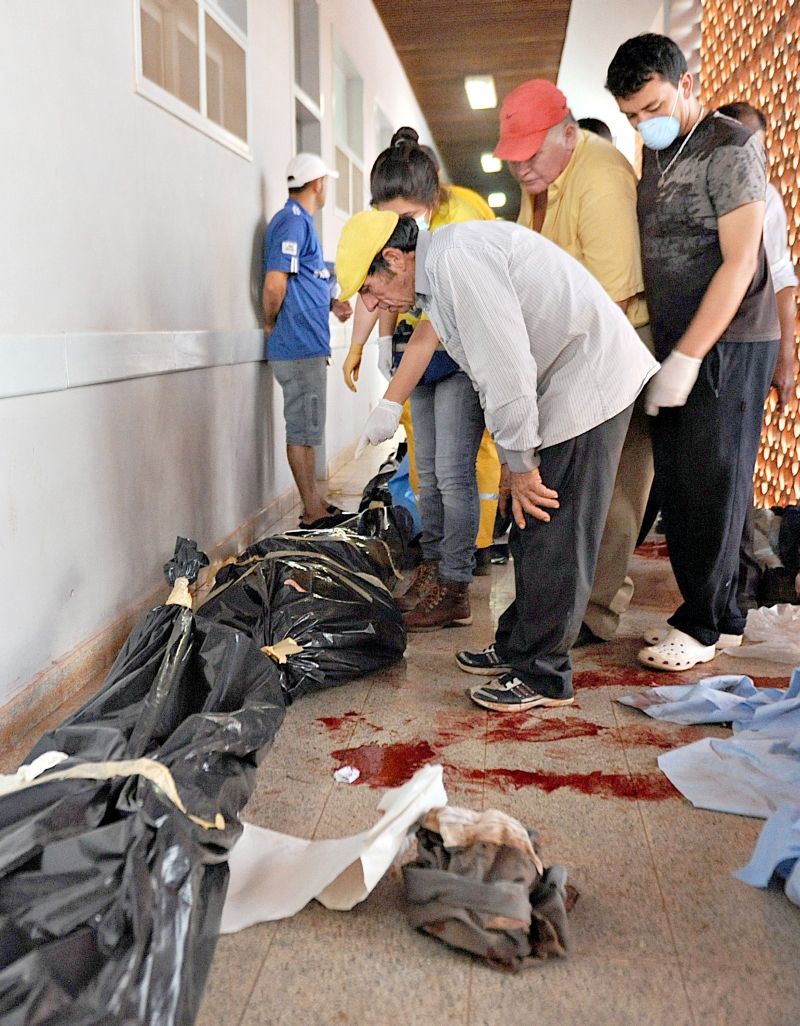 Corpos de sem-terra mortos no confronto com policiais em um centro de saúde de Curuguaty | Norberto Duarte/AFP