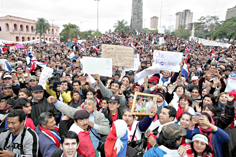 Para grupo de manifestantes pró-Lugo, que ocuparam a Praça Armada, em frente do Senado, orquestração política em torno do impeachment de Fernando Lugo foi golpe parlamentar | Christian Rizzi/Gazeta do Povo