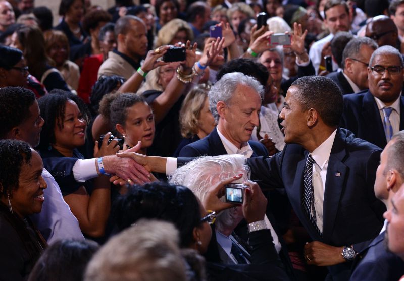 Presidente dos EUA, Barack Obama, cumprimenta eleitores durante campanha na Filadélfia, na quarta-feira | AFP PHOTO/Jewel Samad