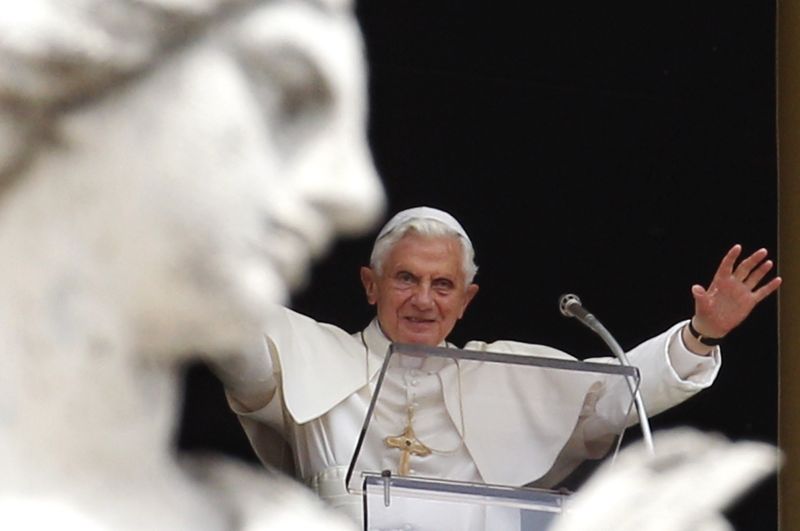 Papa Bento XVI acena para multidão enquanto reza da janela de seu apartamento no Vaticano | REUTERS/Max Rossi