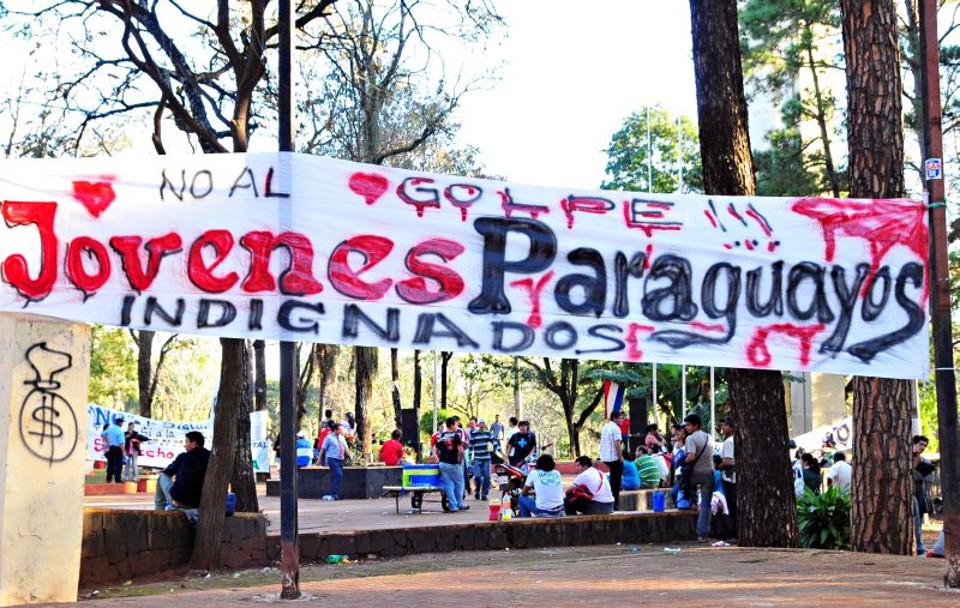 Os manifestantes estenderam faixas e protestaram em Ciudad del Este contra o que chamam de violação da democracia e da soberania popular no processo de impeachment do ex-presidente Fernando Lugo | Marcos Labanca/Gazeta do Povo