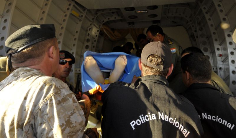 Corpo de policial paraguaio morto é carregado por colegas. Confronto entre sem-terra e polícia deixou 17 mortos | Norberto Duarte/AFP