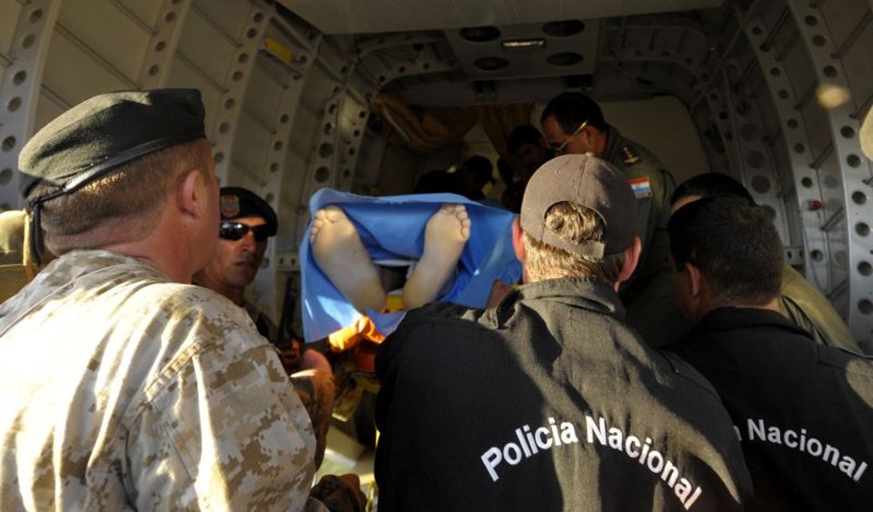 Corpo de policial paraguaio morto é carregado por colegas. Confronto entre sem-terra e polícia deixou 17 mortos | Norberto Duarte/AFP