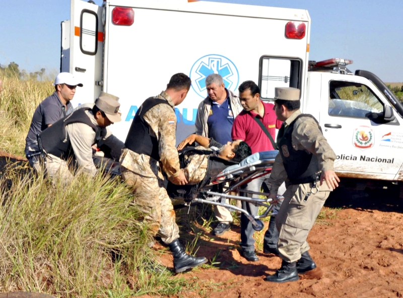 Policial ferido recebe socorro após confronto que deixou 17 mortos na zona rural de Curuguaty | Abc Color