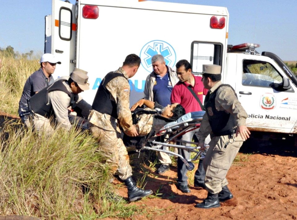 Policial ferido recebe socorro após confronto que deixou 17 mortos na zona rural de Curuguaty | Abc Color