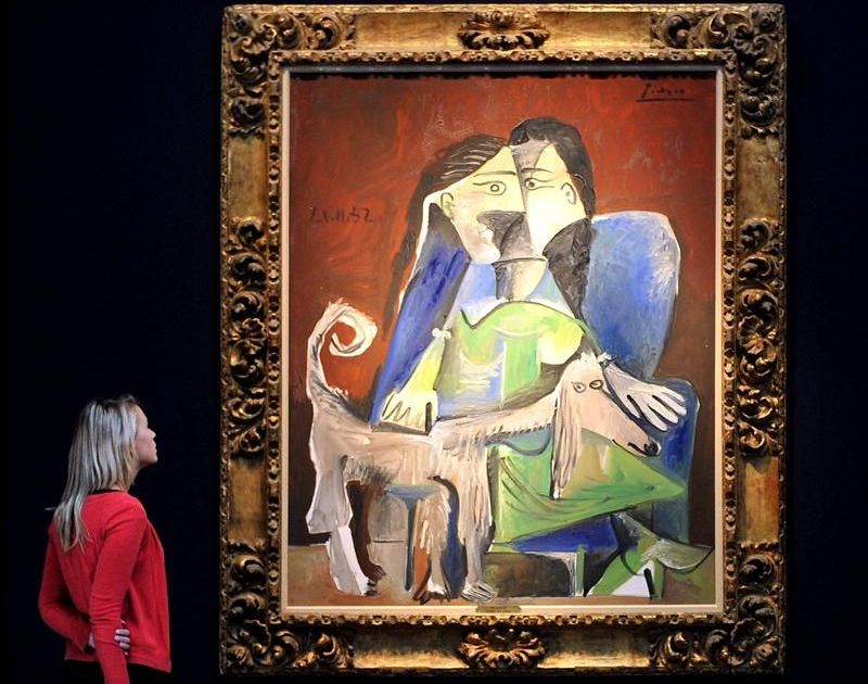 Mujer con Perro", que não era exibida em público desde 1973, quando foi divulgada em Chicago, "relata uma cena cotidiana da última grande musa do pintor, a Jacqueline | EFE/Andy Rain