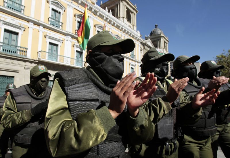 Policiais reivindicam um salário básico de 2.000 bolivianos (cerca de 287 dólares), da revogação de um regime disciplinar da polícia e aposentadoria com 100% do último salário | REUTERS/David Mercado