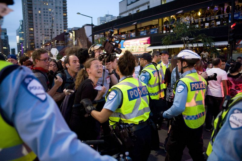Estudantes universitários enfrentam polícia durante protesto em Montreal, no Canadá | AFP PHOTO / STEEVE DUGUAY
