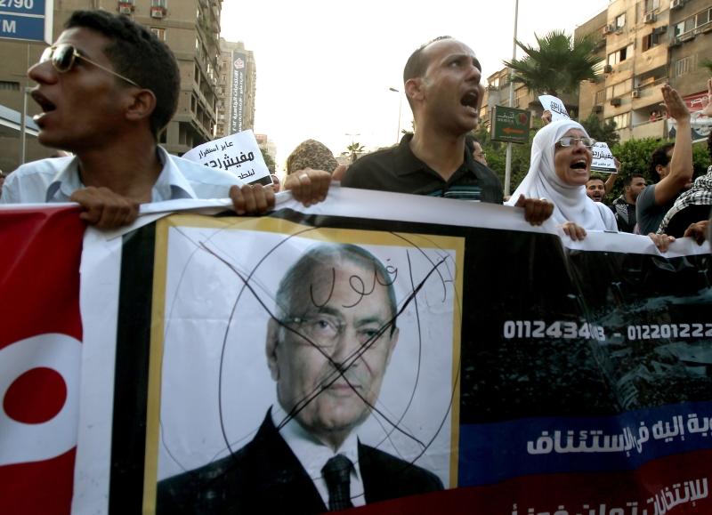 Protesto contra Ahmed Shafiq (foto), candidato do regime | Marwan Namani/AFP
