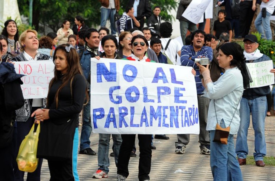 Paraguaios favoráveis ao presidente Fernando Lugo protestaram depois da decisão da Câmara dos Deputados | AFP PHOTO / NORBERTO DUARTE