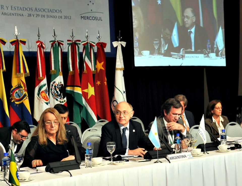Reunião de chanceleres dos países do Mercosul, em Mendoza, decidiu pela suspensão do Paraguai até a eleição presidencial no país vizinho, em 2013 | Cancillería de Argentina/EFE