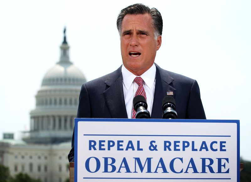 "Nossa missão é clara: para nos livrarmos do Obamacare, vamos ter de substituir o presidente Obama", disse Romney na cobertura de um prédio com vista para o Congresso, em Washington | Alex Wong/Getty Images/AFP