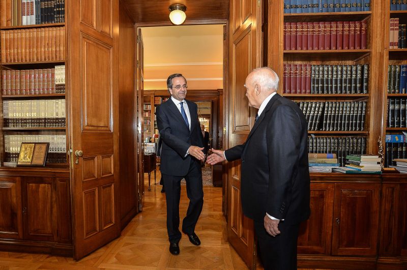 Antonis Samaras se encontra (à esquerda)se encontra com o presidente da Grécia Carolos no palácio presidencial em Atenas | AFP PHOTO / POOL / ANDREAS SOLARO